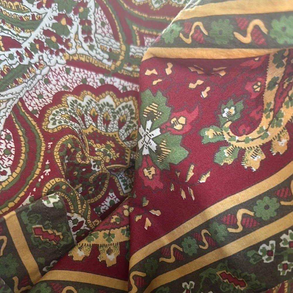 Williams Sonoma 100% cotton beautiful Elegant Paisley Patterned tablecloth